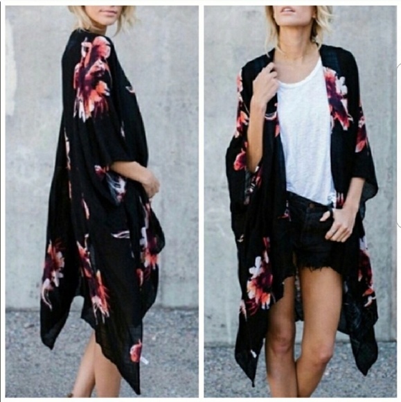Tops - Black floral kimono 😍